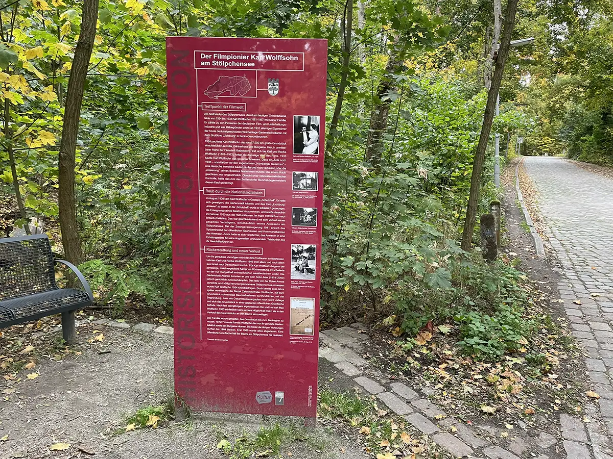 Stele mit Informationen zum Filmpionier Karl Wolffson am Stölpchensee