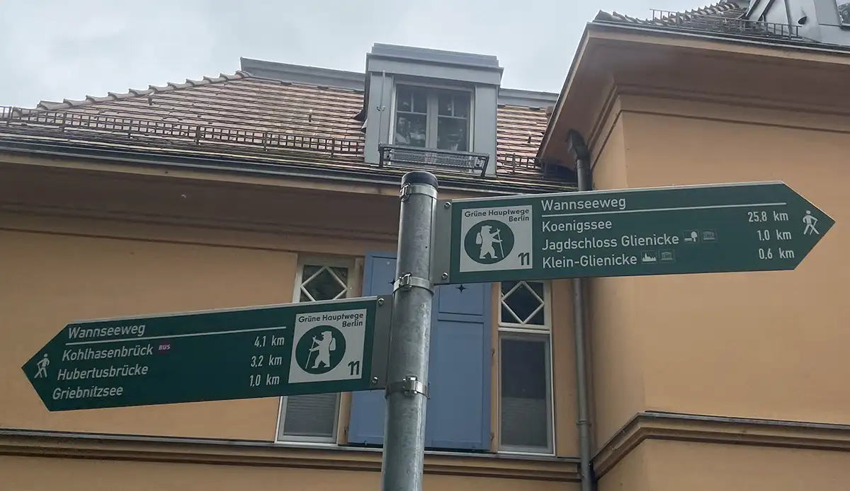 Hinweisschilder für den Wannseeweg an einem Metallpfosten