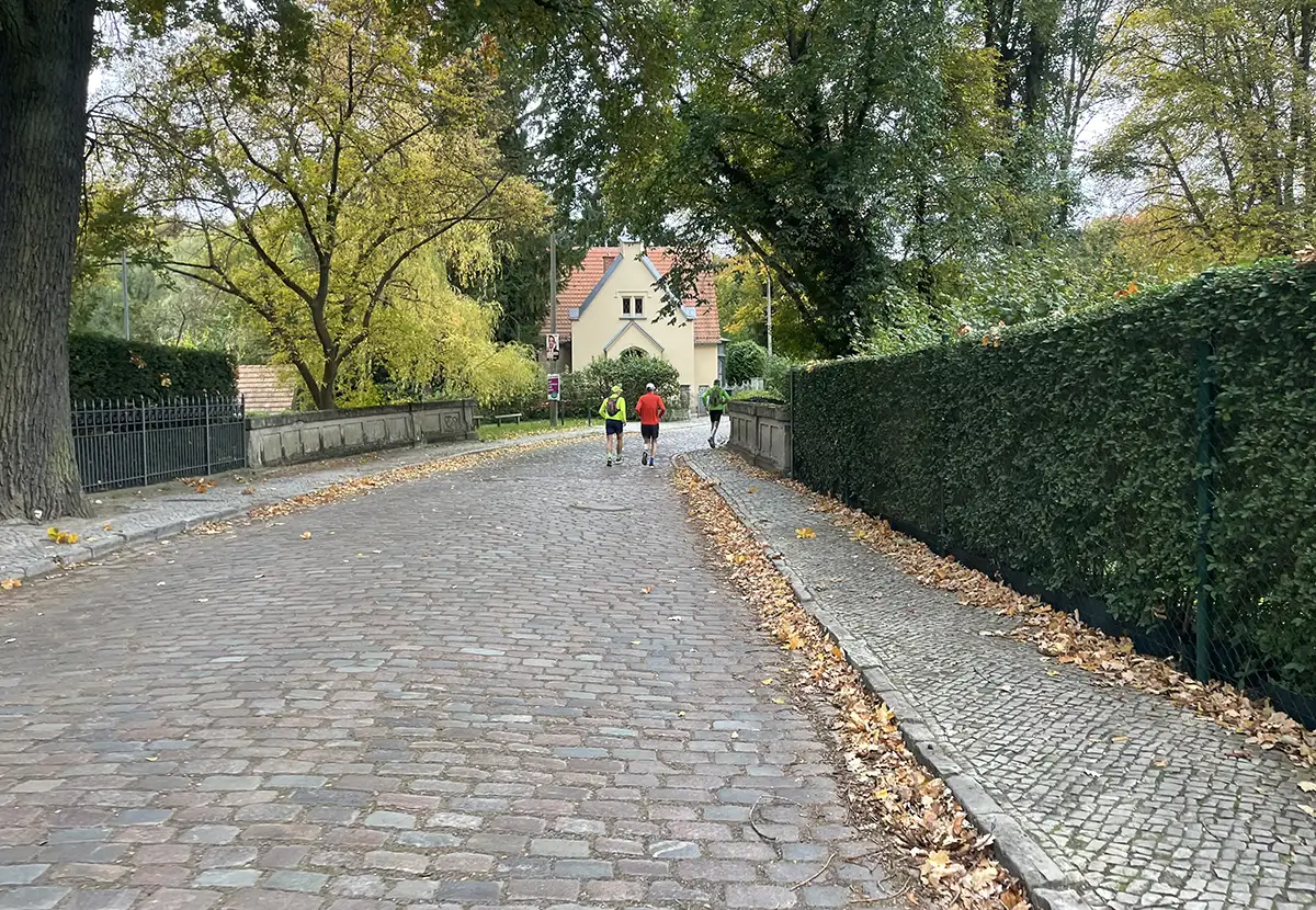 Läufer auf einer Kopfsteinpflasterstraße