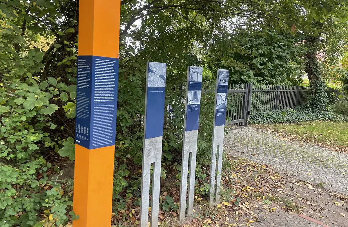 Hinweisstelen des Berliner Mauerwegs