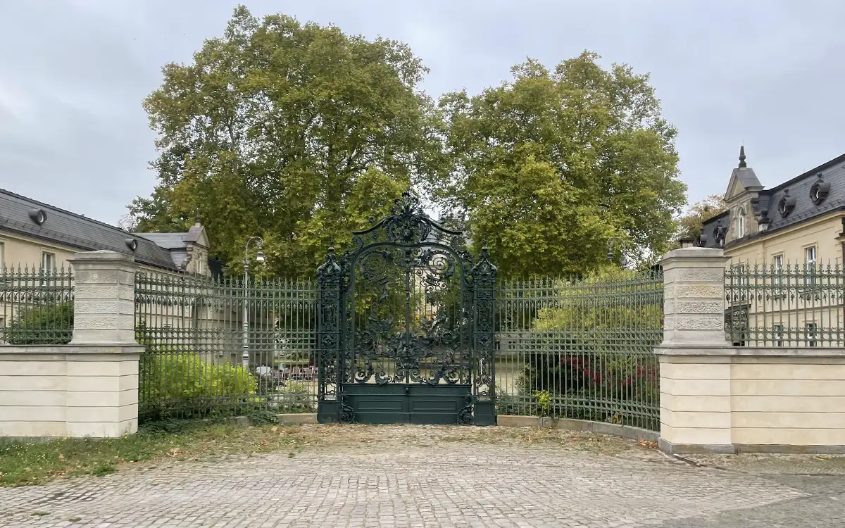 Prächtiges dunkelgrünes Metallgitter an der Schlossmauer