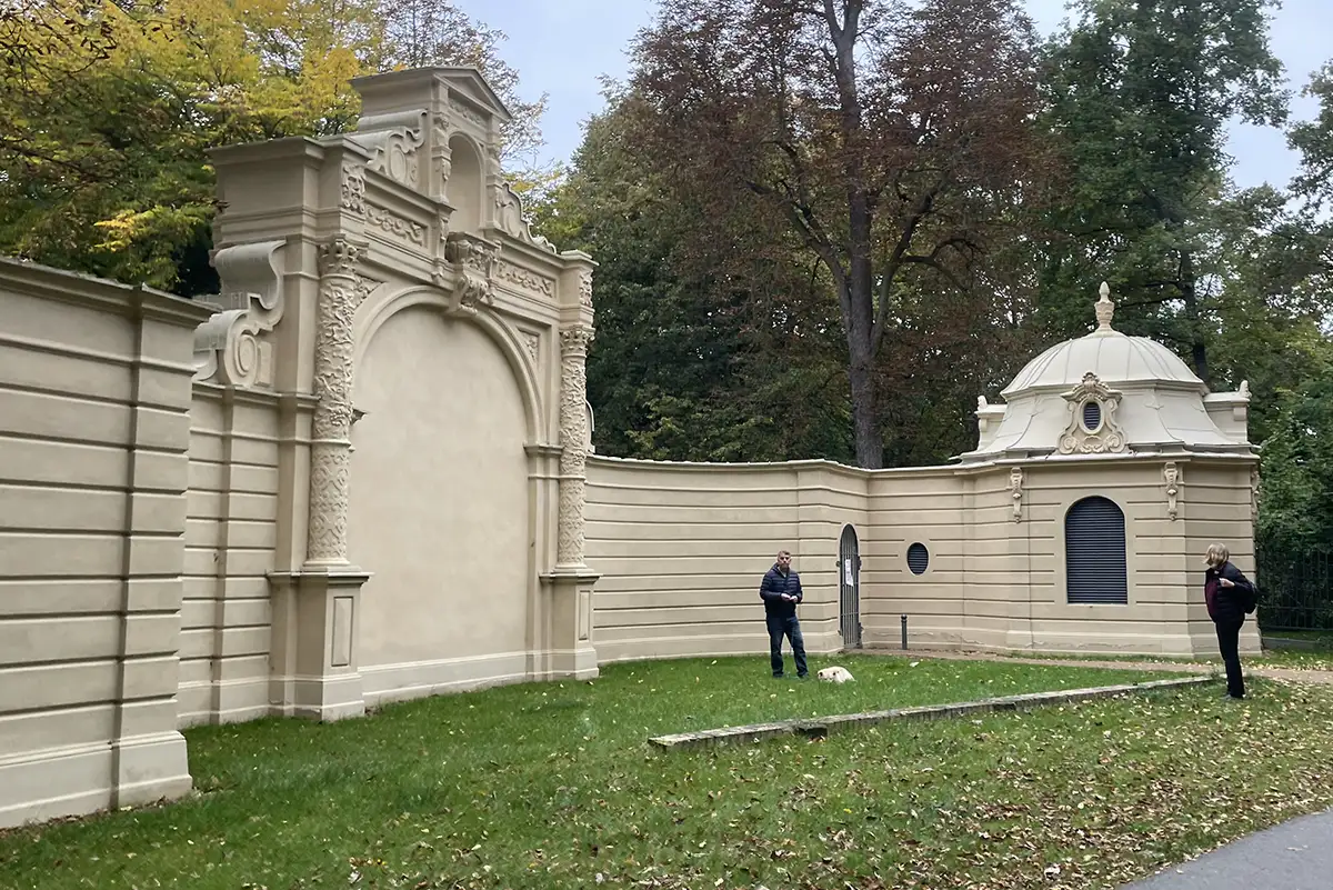 Restauriertes historisches Tor am Wegesrand