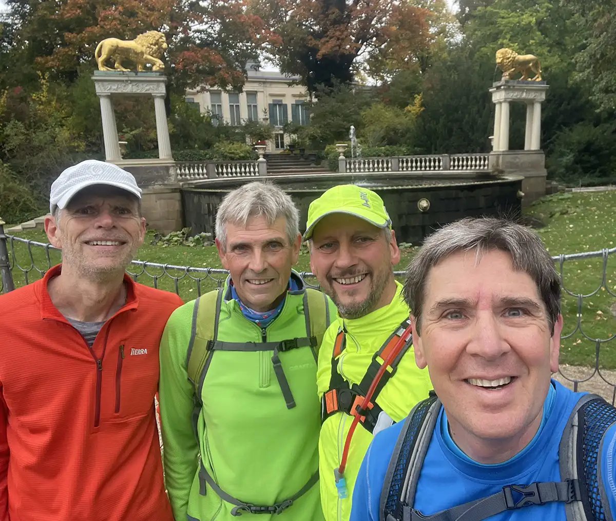 Gruppen-Selfie vor einem großen Springbrunnen an dessen Rand auf Säulen jeweils links und rechts goldene Löwen stehen