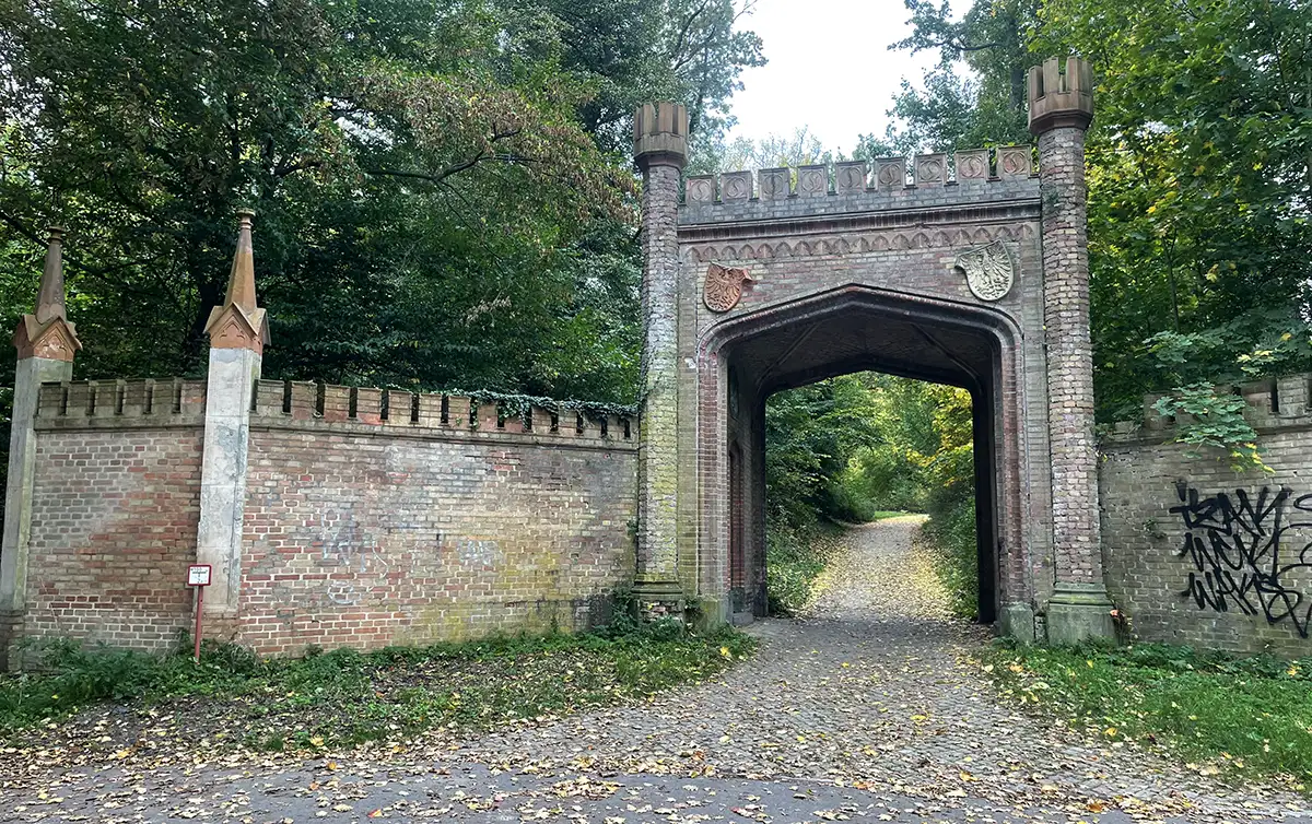 Altes Tor aus Ziegelsteinen mit Zinnen