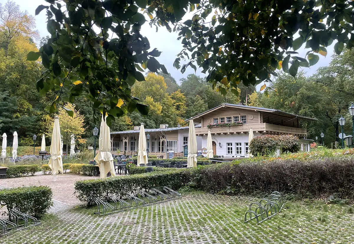 Wirtshaus Moorlake ohne Gäste mit zusammengeklappten Schirmen