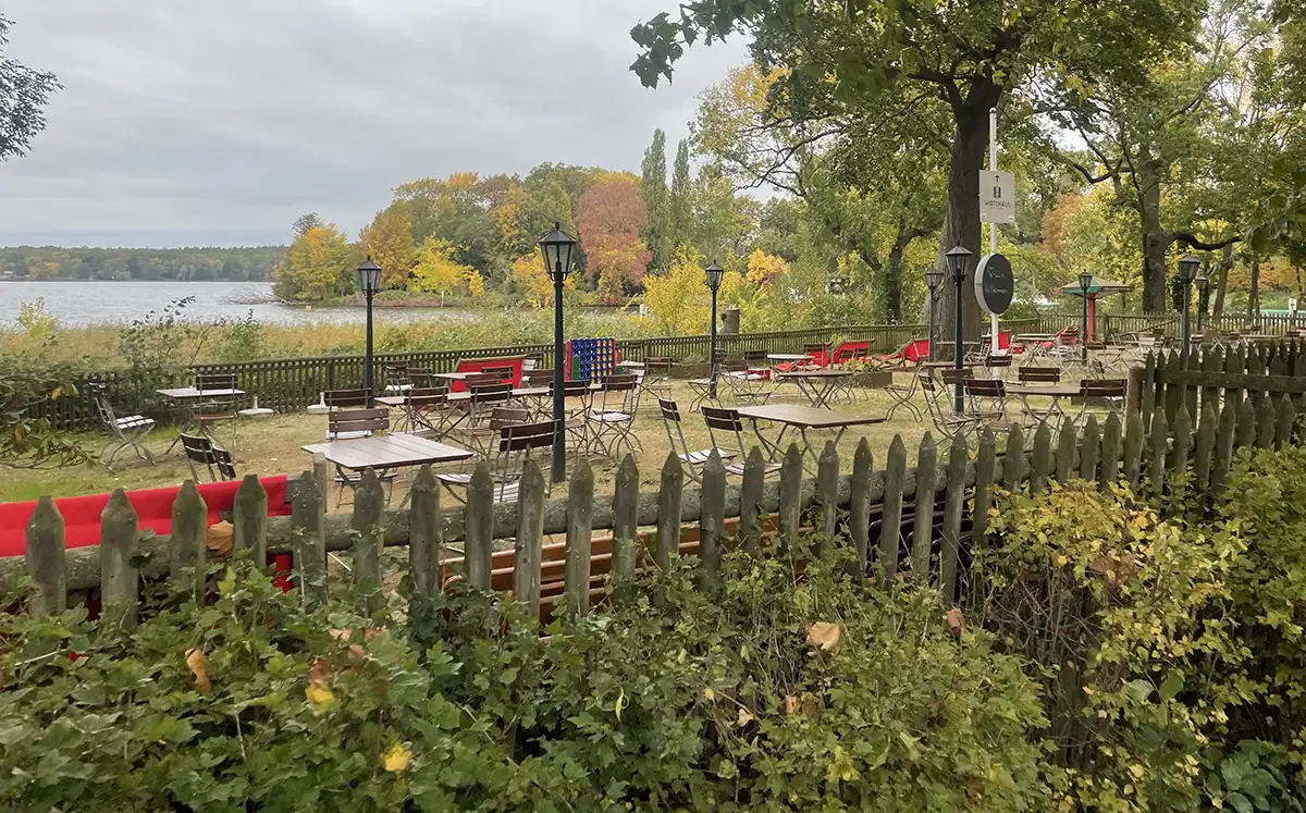 Leerer Biergarten am Wirtshaus an der Pfaueninsel