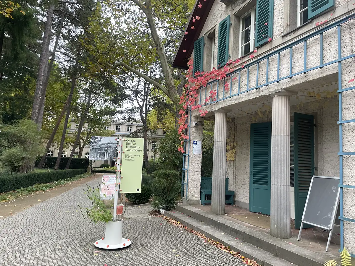 Gebäude mit Säulen und Weinberankung