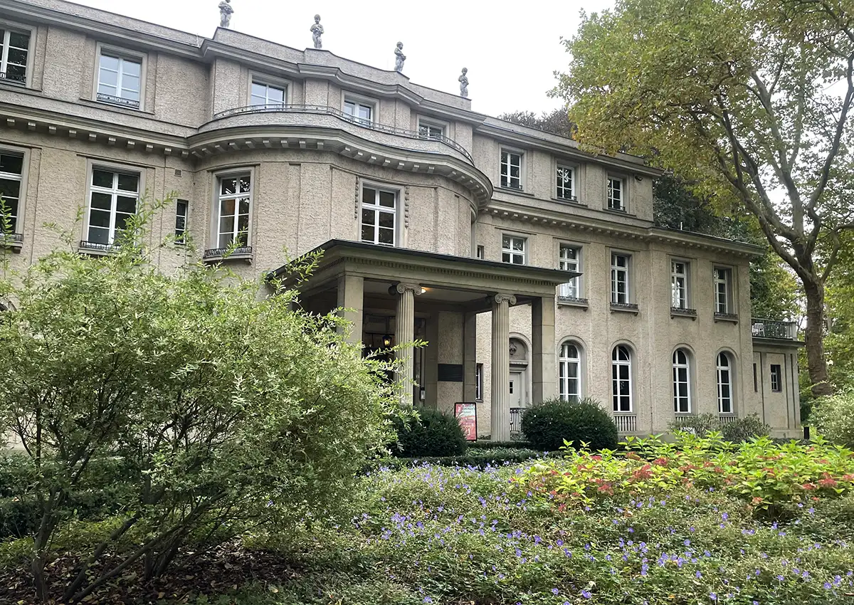 Haus der Wannseekonferenz mit Bepflanzung davor