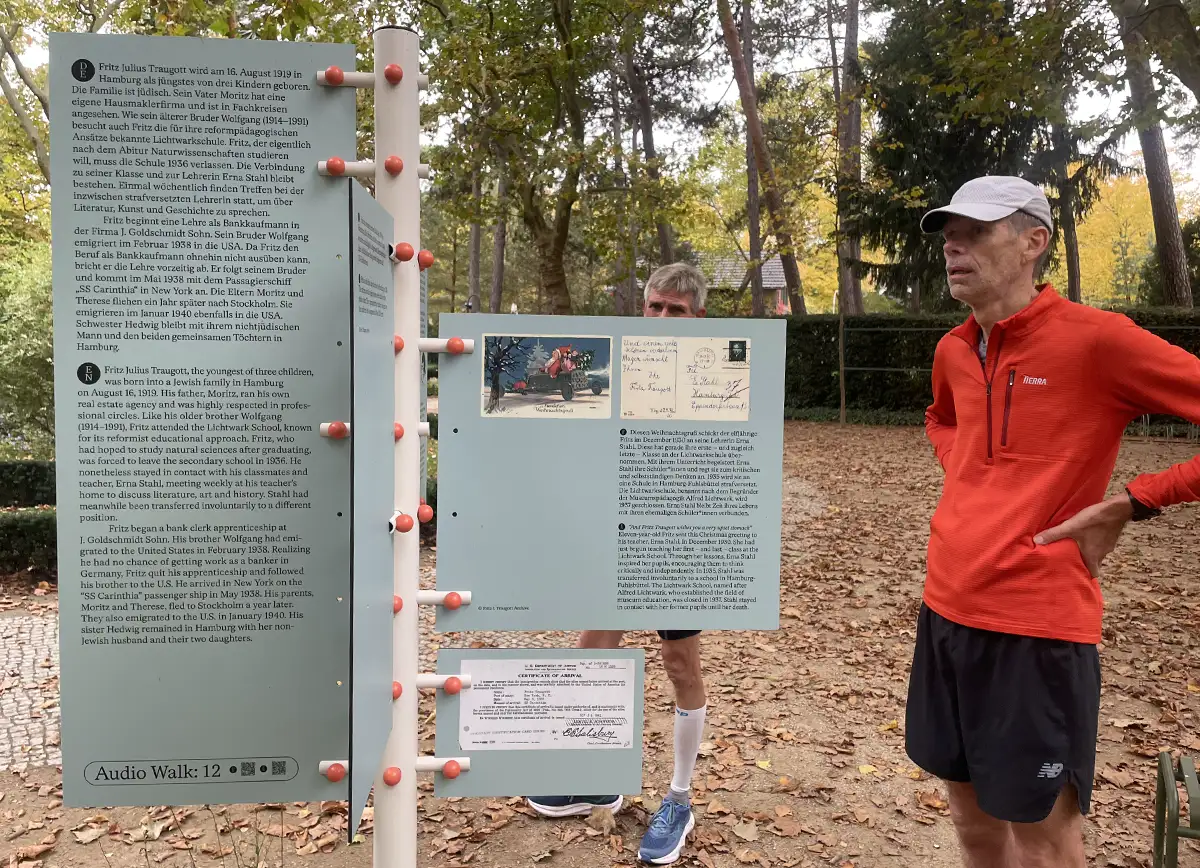 Läufer betrachtet eine Ausstellungs-Säule