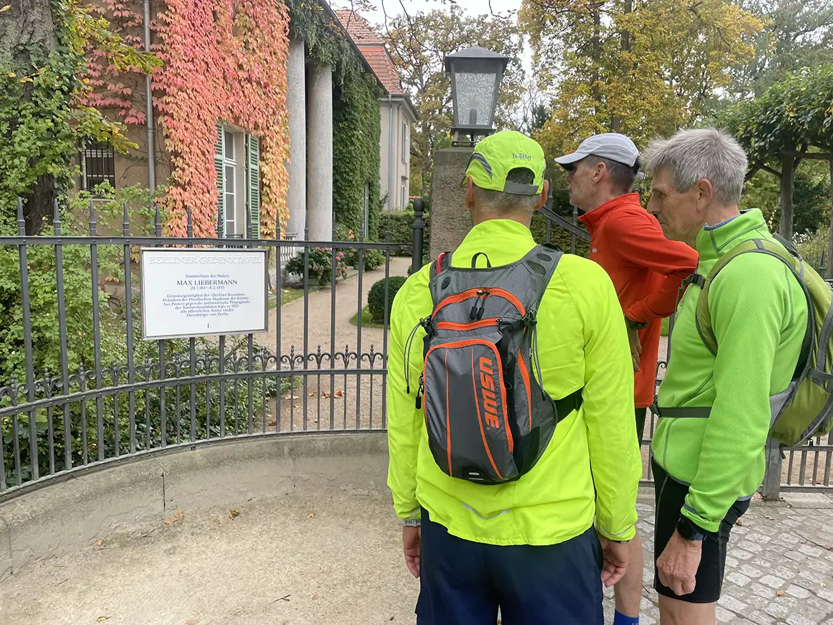Läufer lesen Schild zur Villa Liebermann