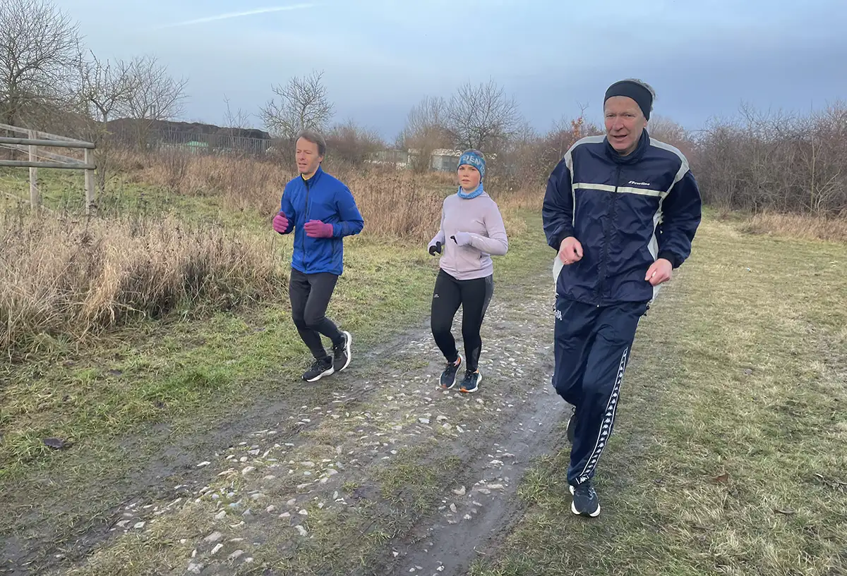 3 Läufer*innen auf einem breiten Pfad