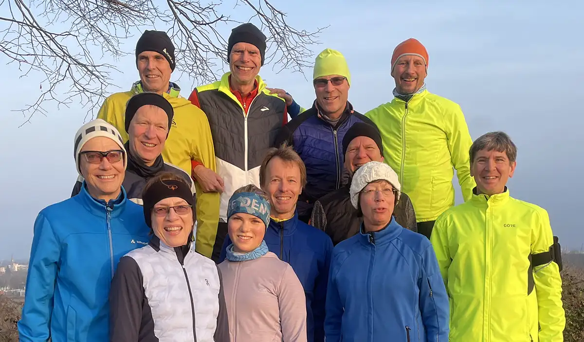 Gruppenfoto der 12-köpfigen Laufgruppe