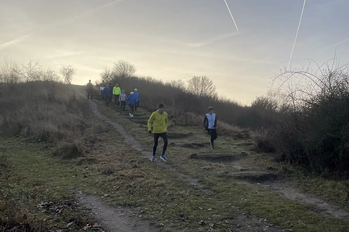 Laufgruppe kommt den Hügel hinab