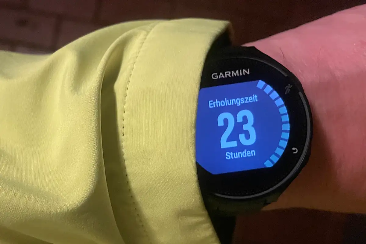 Laufuhr am Handgelenk zeigt „Erholungszeit 23 Stunden“