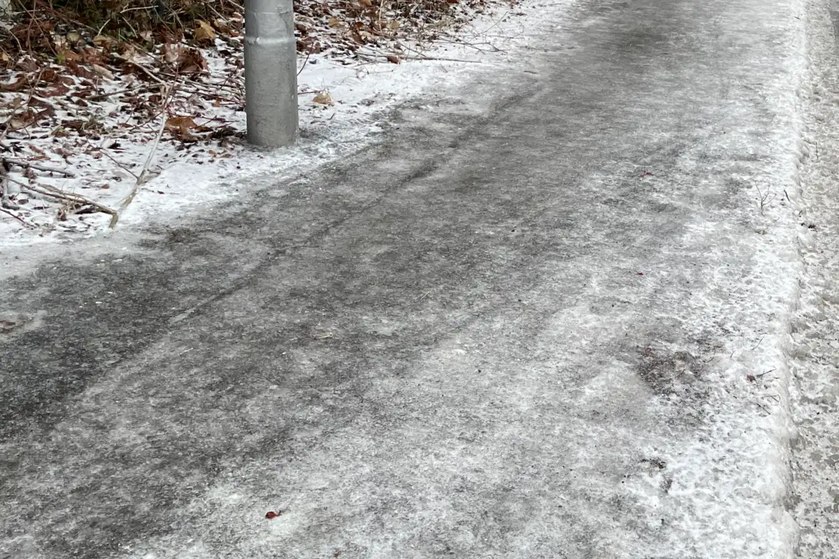 völlig vereister fußweg