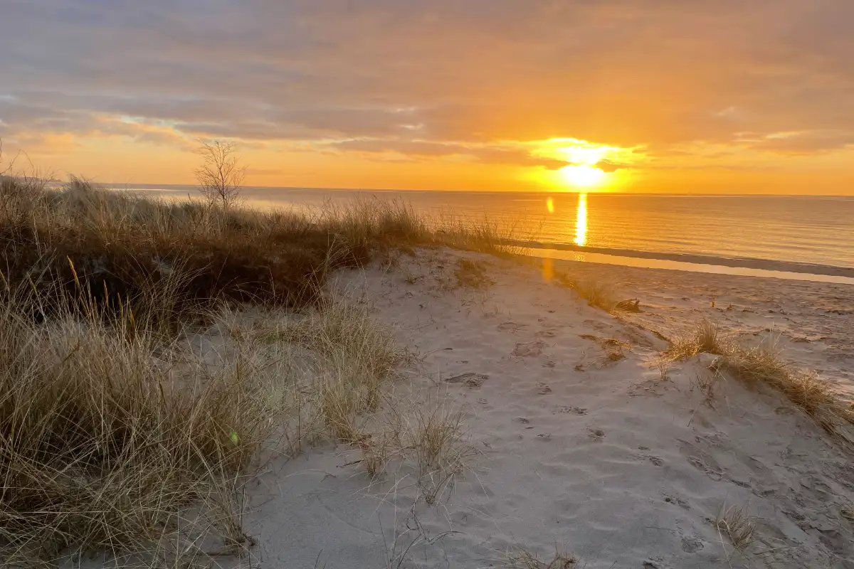 Dünen mit Sonnenaufgang über der Ostsee