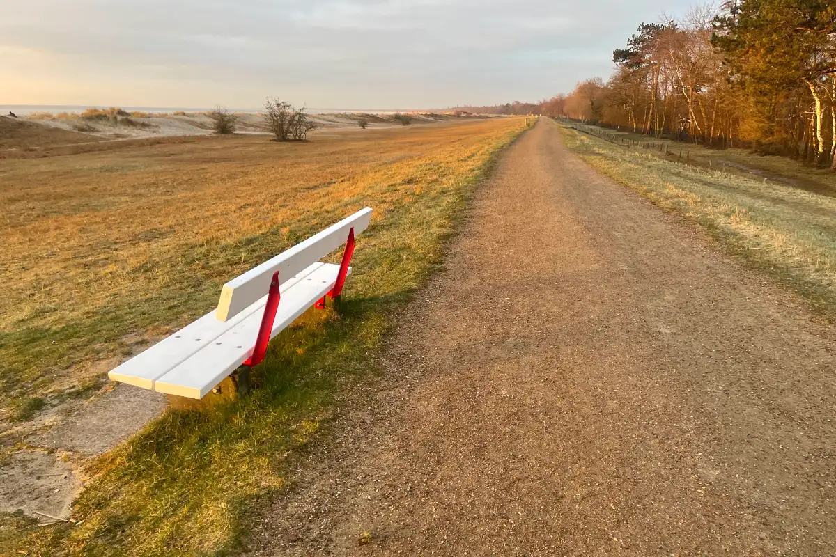 Bank auf dem Deichweg