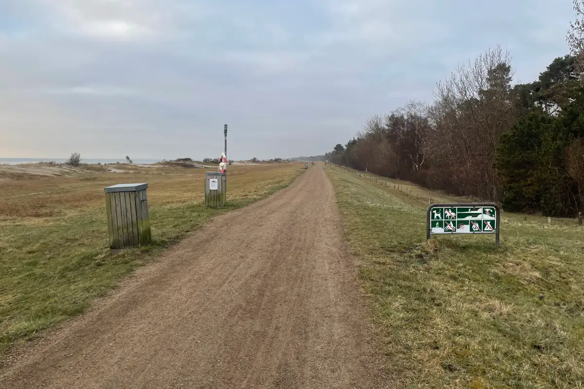 Deichweg mit Schildern