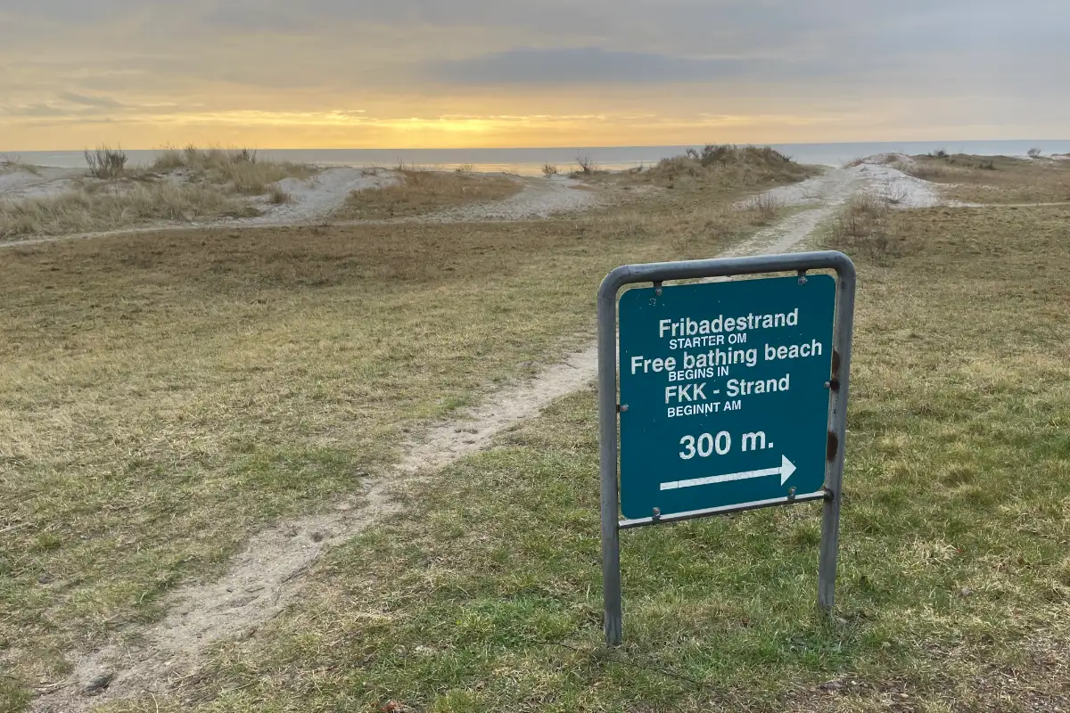 Dänisches Schild am Deich: FKK-Strand