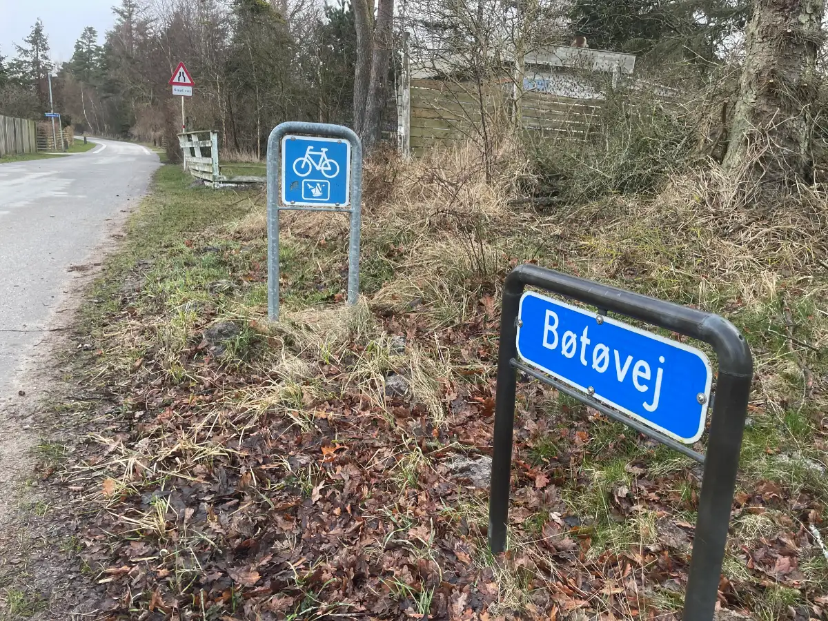 Straße mit Schild Bøtøvej