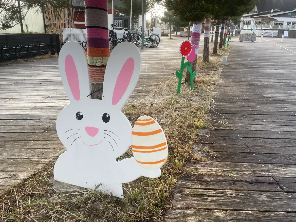 Große Holzfigur Hase mit Osterei an der Promenade