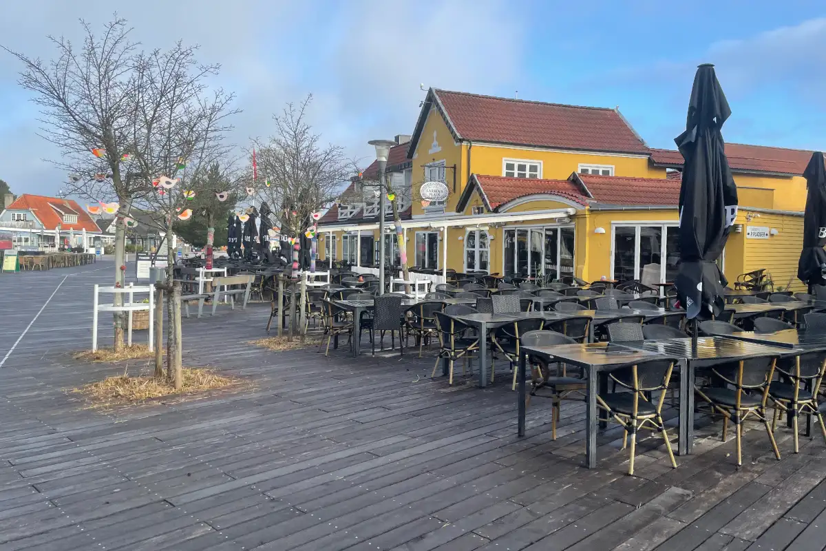 Fußgängerzone mit Restaurant und Außenbereich