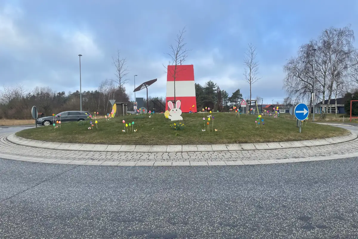 Kreisverkehr mit Osterdekoration