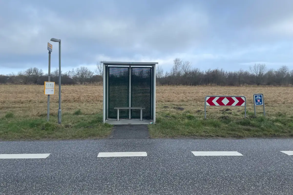 Kleines Bus-Wartehäuschen an der Landstraße