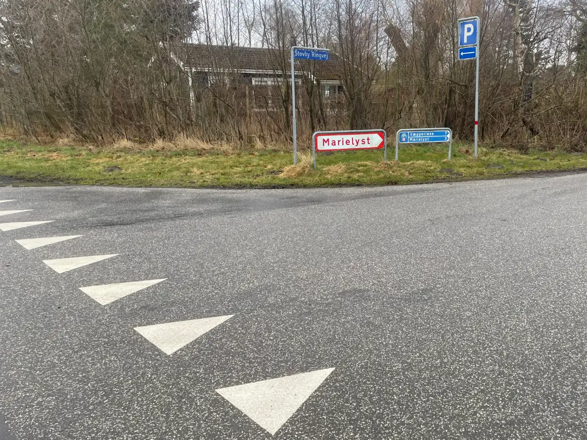 Straße mit Schild Richtung Marielyst