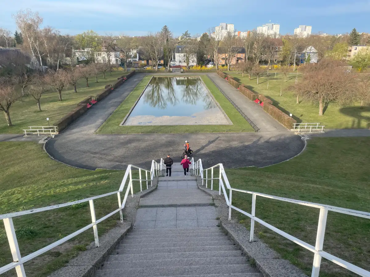 Blick vom Lilienthal-Denkmal hinunter auf die kleine Parkanlage