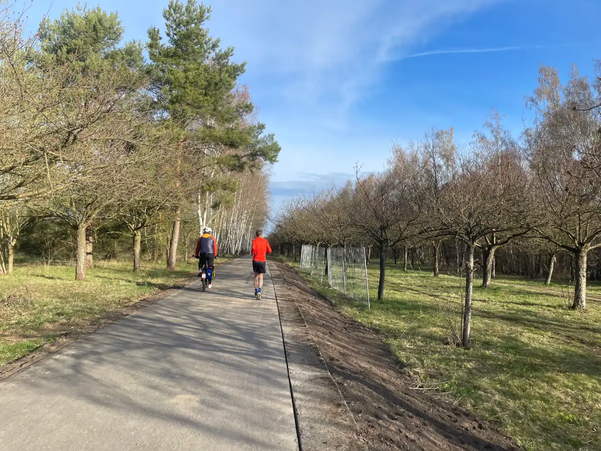 Läufer und Radbegleiter auf dem neu gemachten Berliner Mauerweg