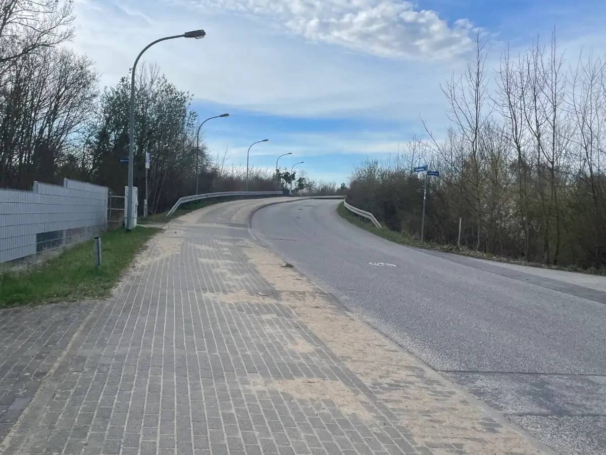 Anstieg zu einer Brücke