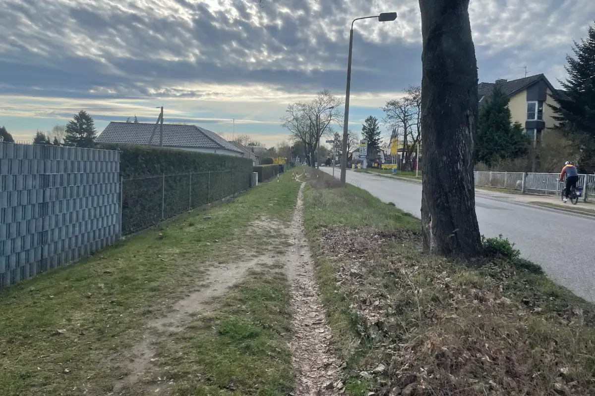 Schmaler Trampelpfad neben einer Straße