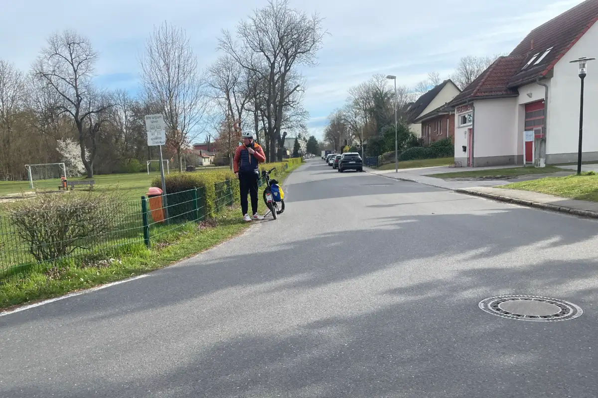 Radbegleiter ist abgestiegen und wartet