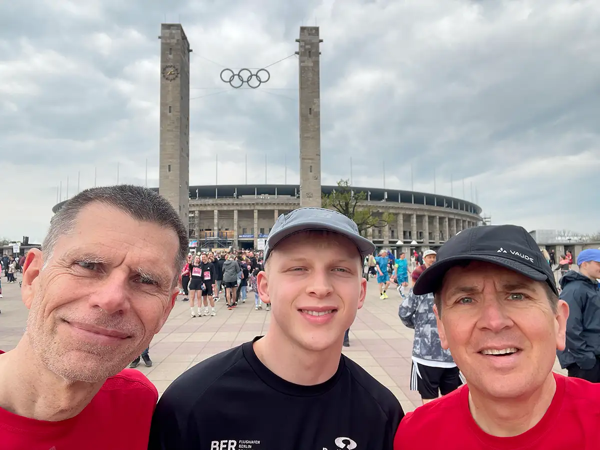 Selfie der drei starttblog-f-Läufer vor dem Olympiastadion mit den olympischen ringen