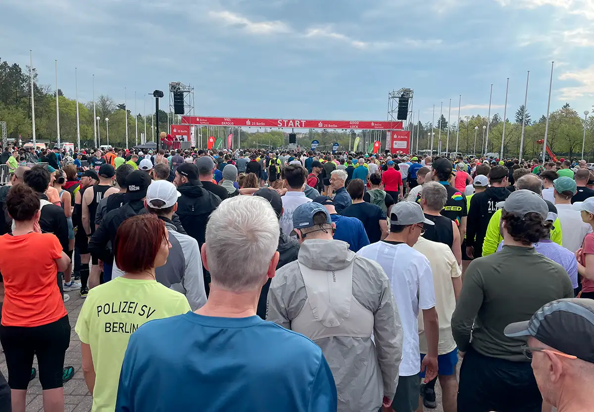 Startfeld vor dem roten Startbogen