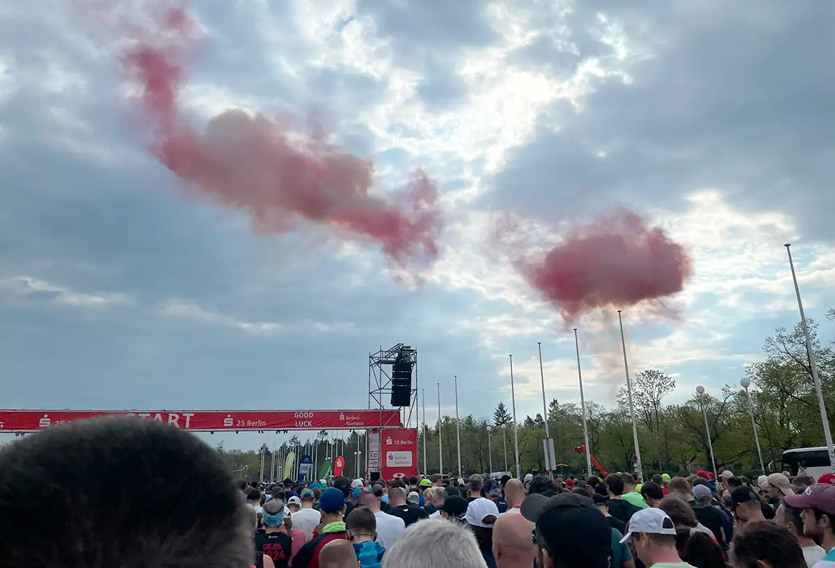 Roter Rauch über dem Starterfeld