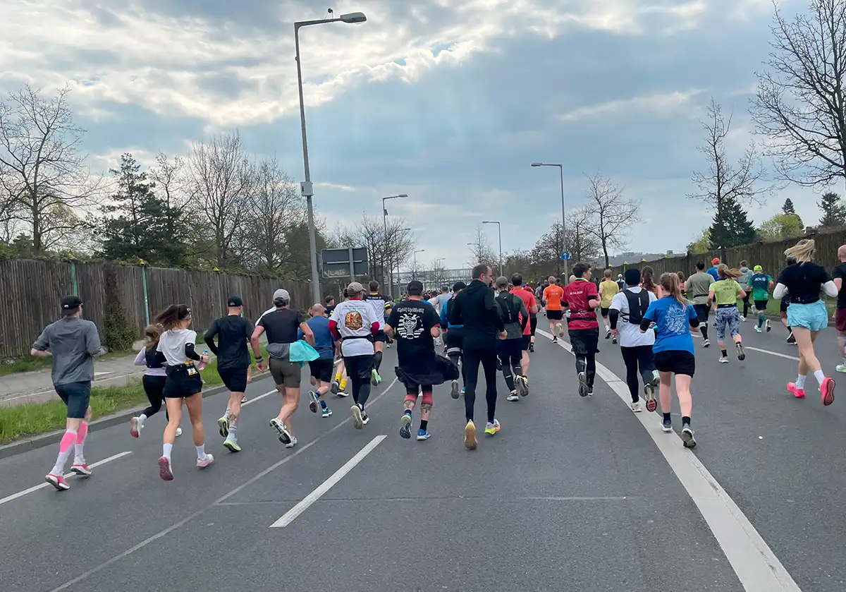 Läuferinnen und Läufer auf einer breiten Autostraße