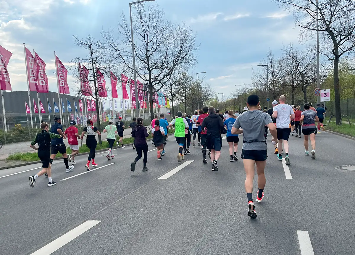 Läuferfeld läuft an vielen bunten Fahnen vorbei
