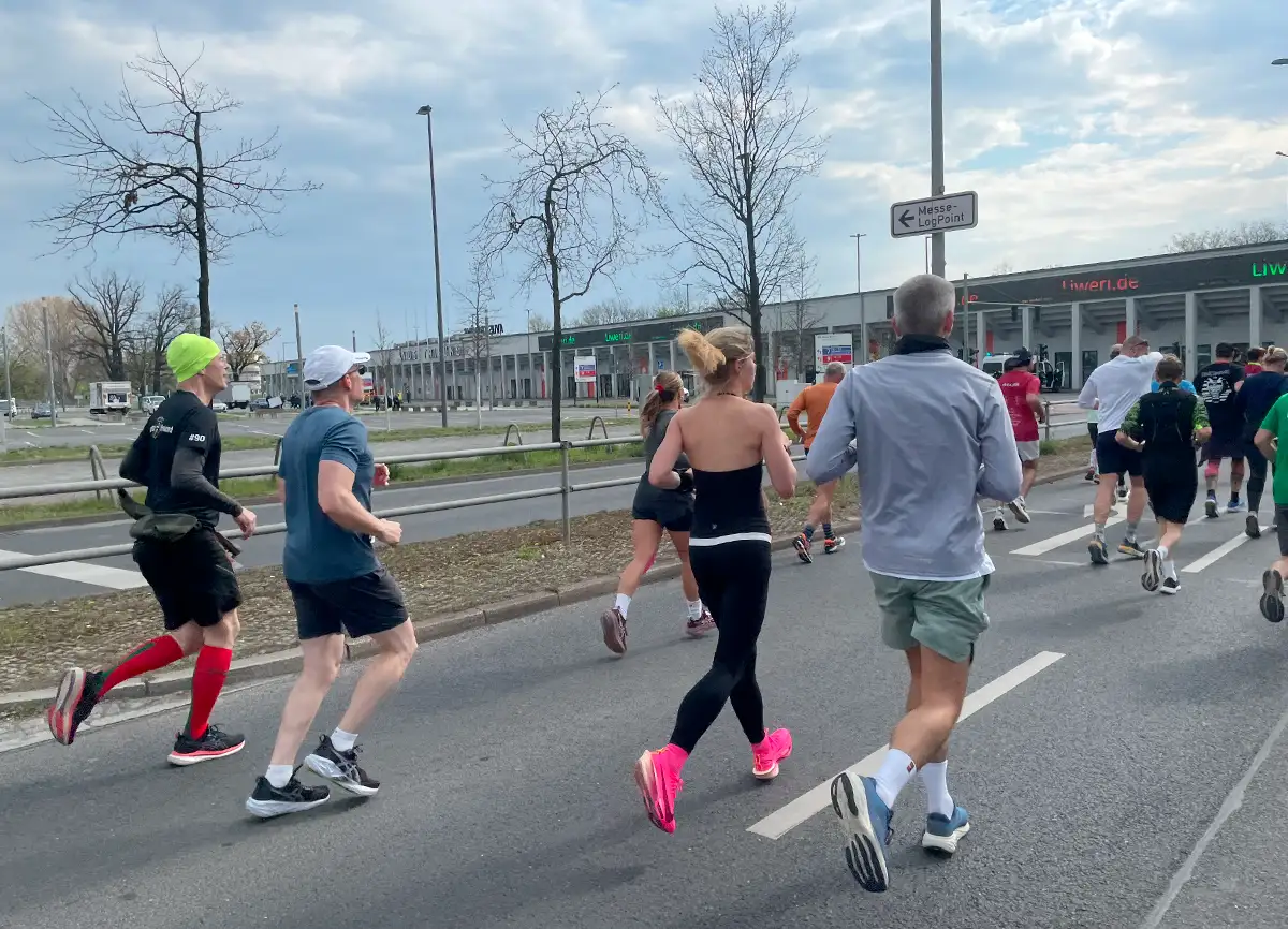 Läufer auf Höhe der Avus-Tribüne
