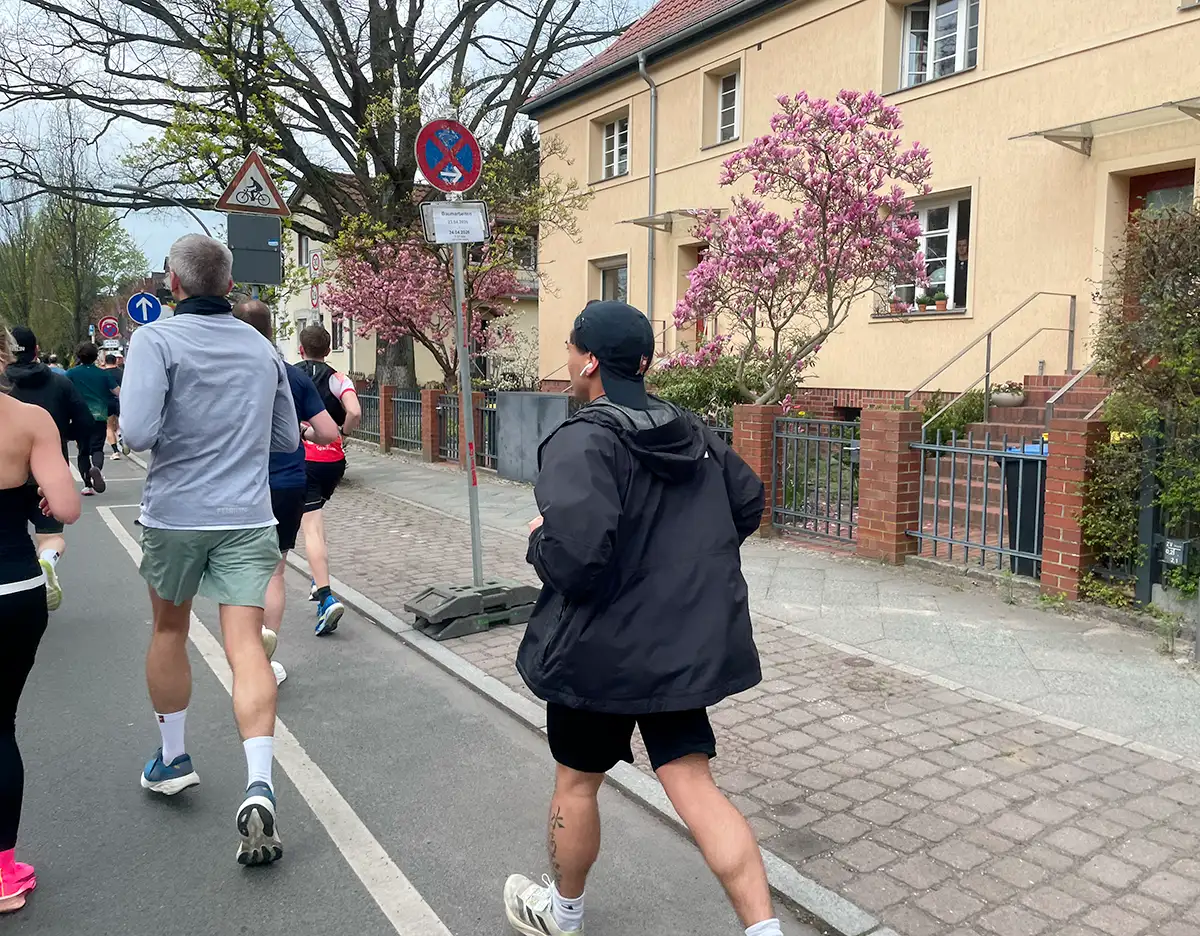 Blühende Sträucher in den Vorgärten am Rand der Strecke