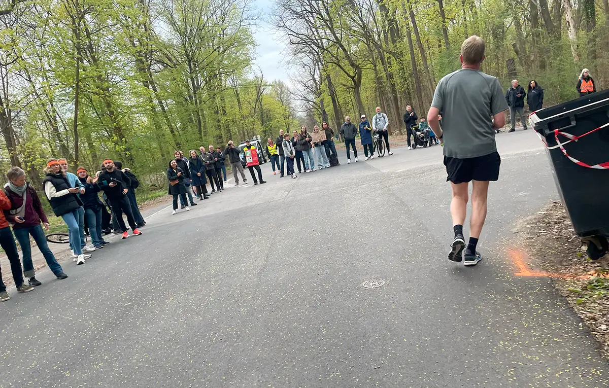Zuschauergruppen an einer Abzweigung