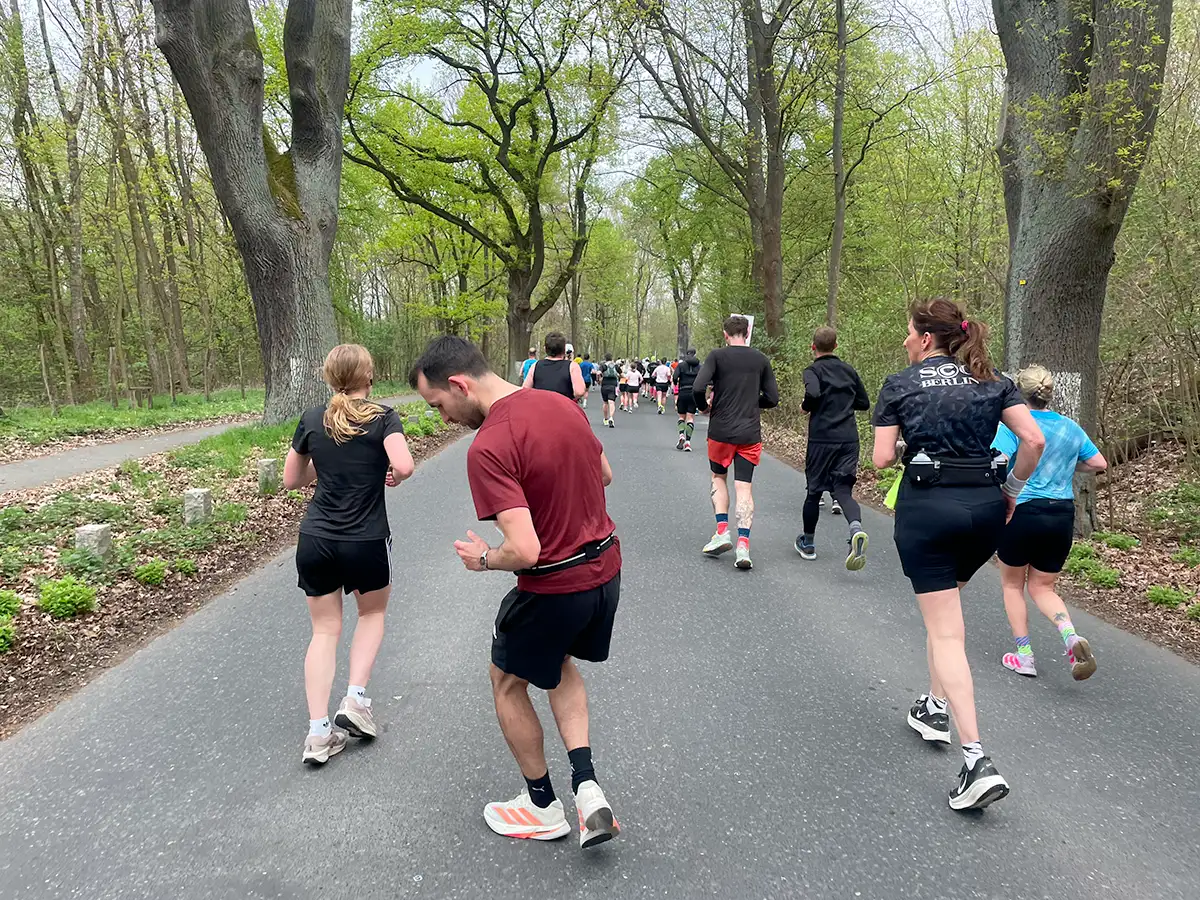Läufer bleibt stehen, weil er etwas verloren hat
