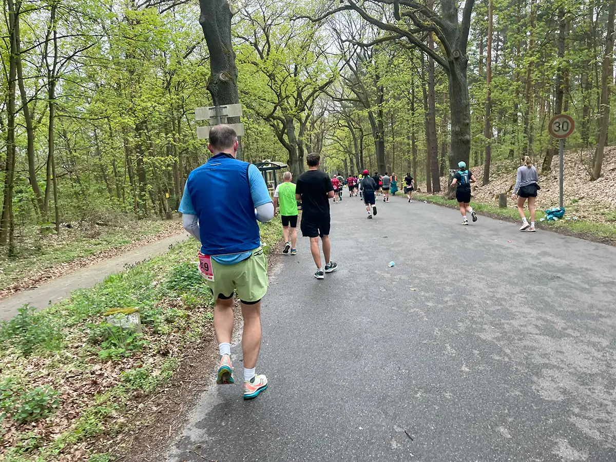 Manche Läufer und Läuferinnen gehen