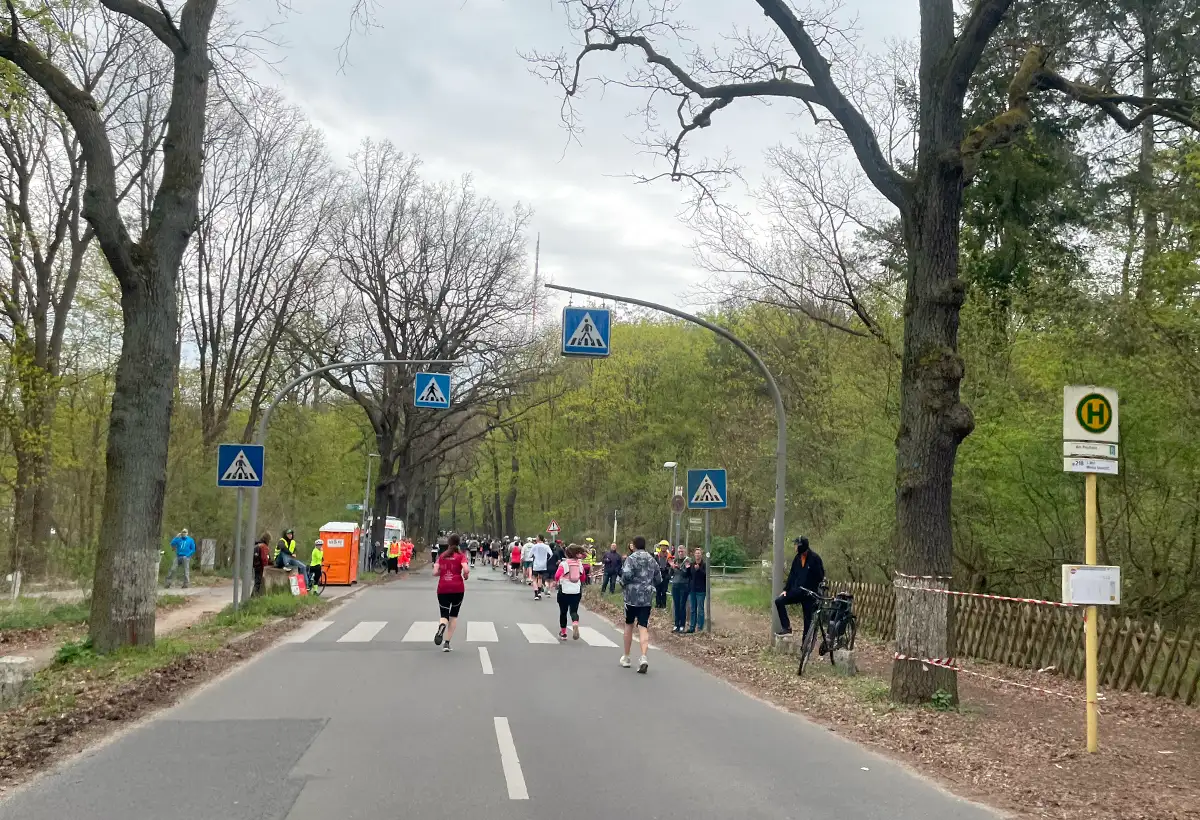 Getränkestation hinter einem Zebrastreifen