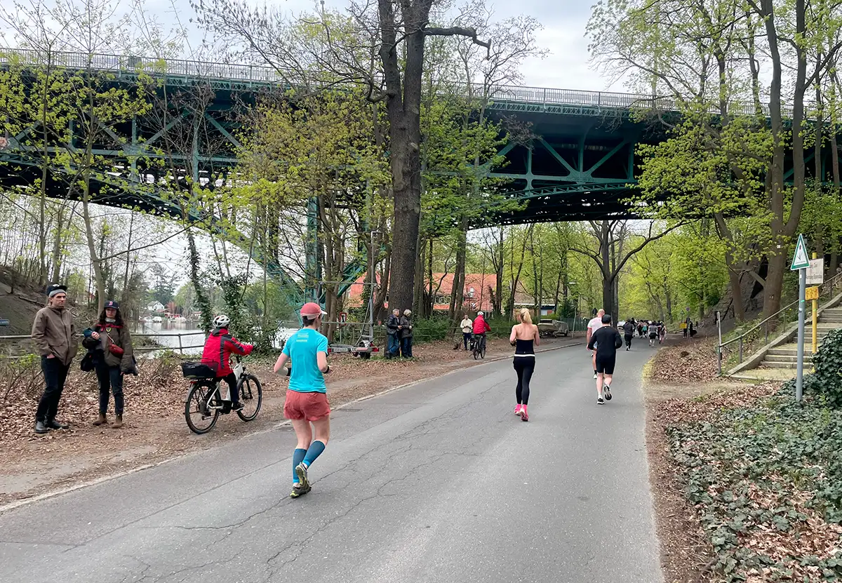 Blaugrüne Stahlträgerbrücke über der Laufstrecke