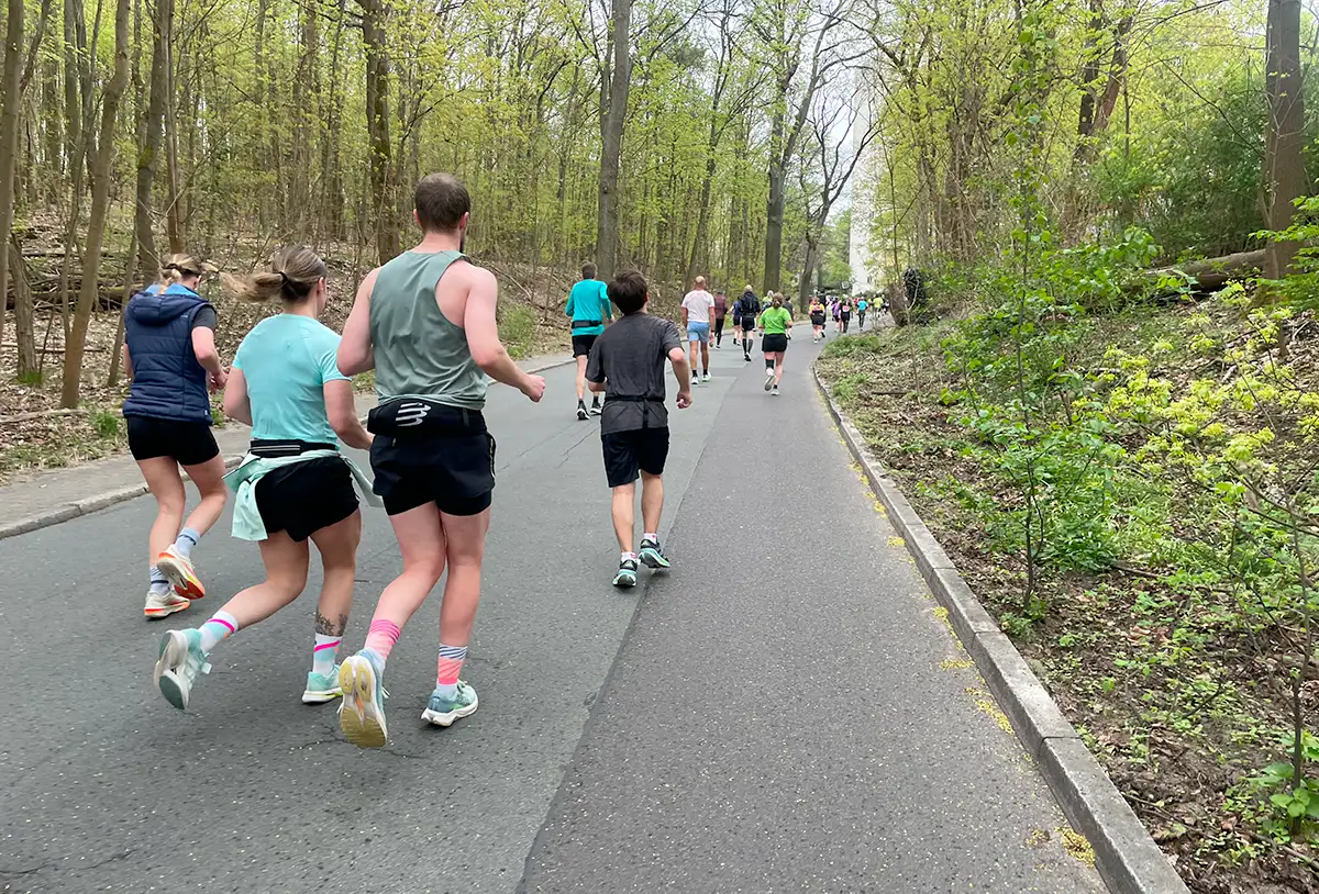 Läuferfeld auf einer langgezogenen Steigung