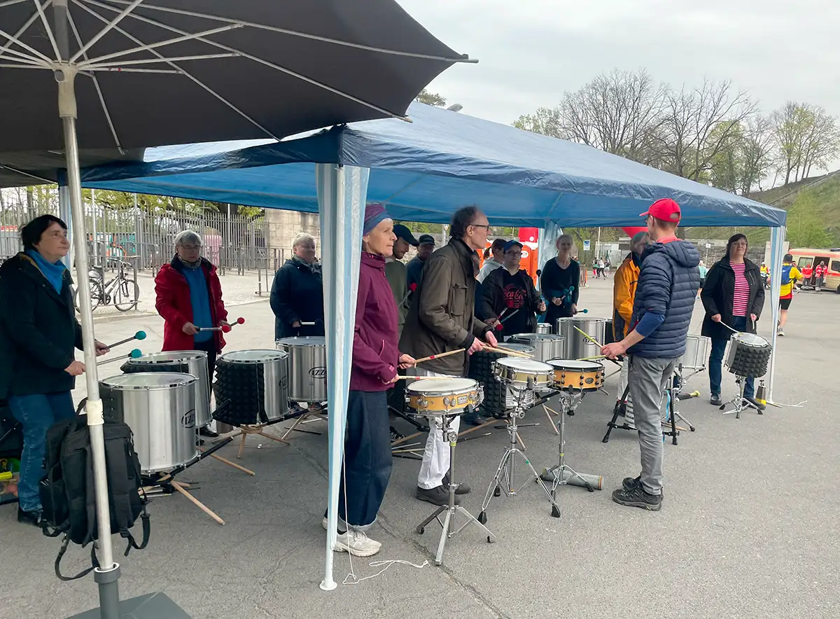 Trommelgruppe unter einem Zelt