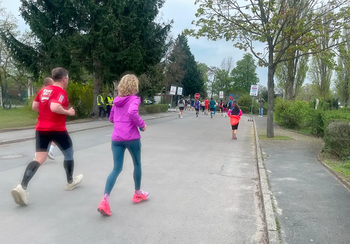 Läuferinnen und Läufer kurz vor einer Abbiegung