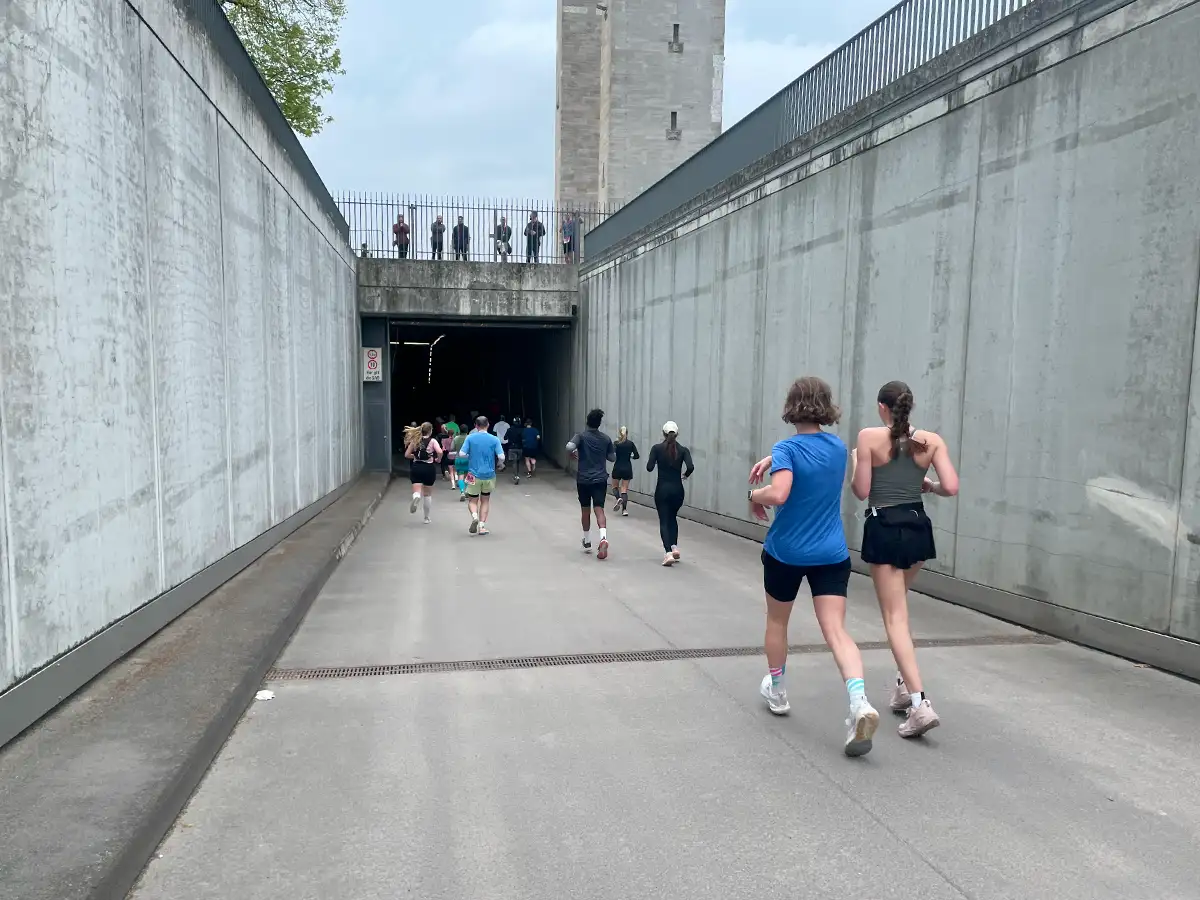 Läuferinnen auf der abschüssigen Tiefgarageneinfahrt des Olympiastadions